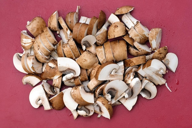 Photo champignons crus hachés sur une vue de dessus. gros plan de champignons hachés.