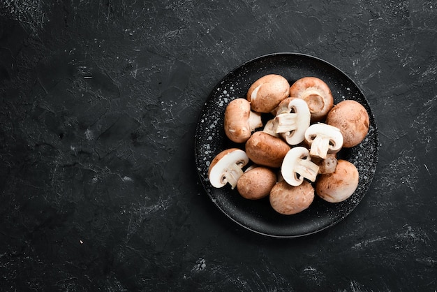 Champignons dans une assiette Champignons sur le vieux fond Vue de dessus Espace de copie gratuit