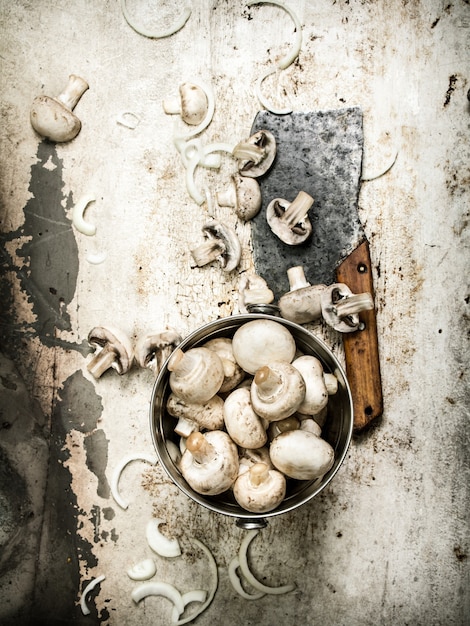 Les Champignons Dans Le Pot Et Une Vieille Hachette. Sur Table Rustique