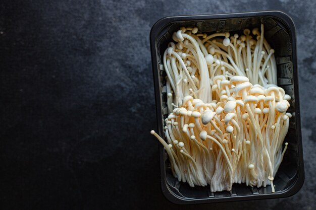 Champignons Enoki Enokitake Flammulina velutipes collation japonaise comestible Hot Pot cuisine aiguille d'or ingrédient de repas sain vue de dessus, régime céto ou paléo