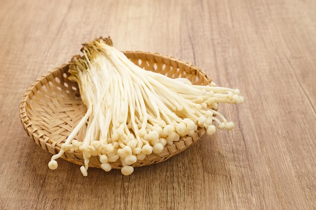 Champignons Enoki ( jamur enoki ), un champignon comestible avec un long corps de fructification blanc comme des germes de soja