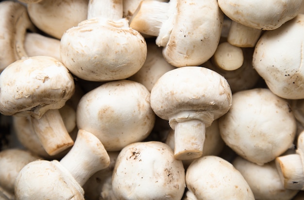 champignons entiers frais