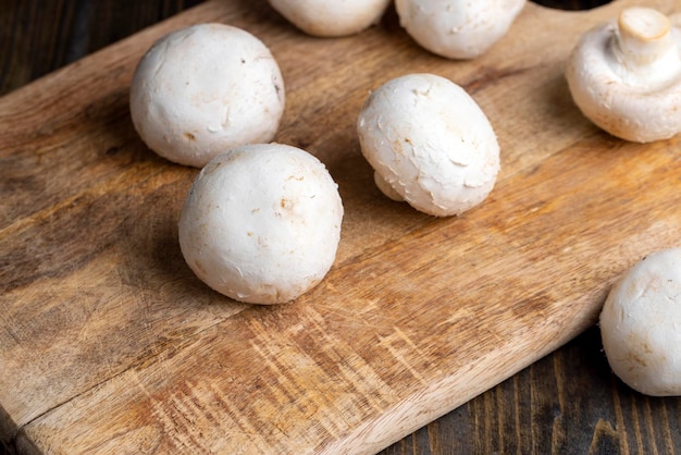 Champignons entiers mûrs pour la cuisson