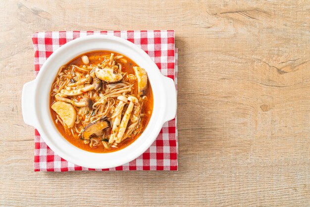 Photo des champignons épicés frits avec de la soupe tom yum