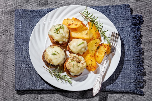 Champignons farcis au poulet et au fromage sur assiette