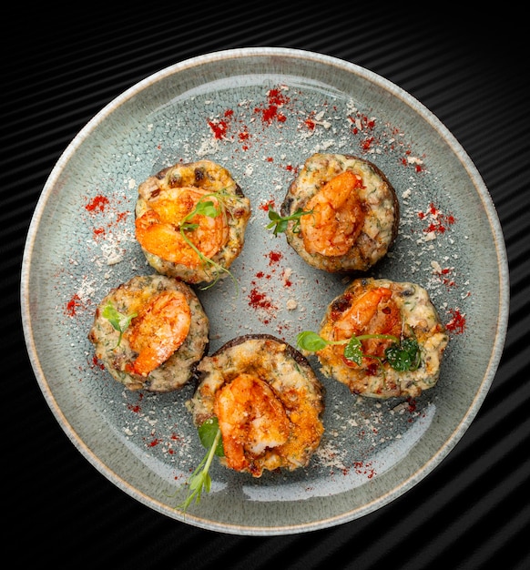 Des champignons farcis avec des crevettes cuites au four Un apéritif chaud pour un banquet