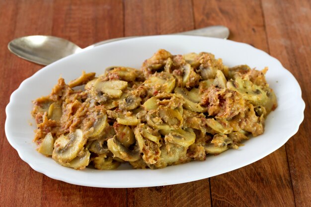 Champignons avec farinheira sur plat blanc