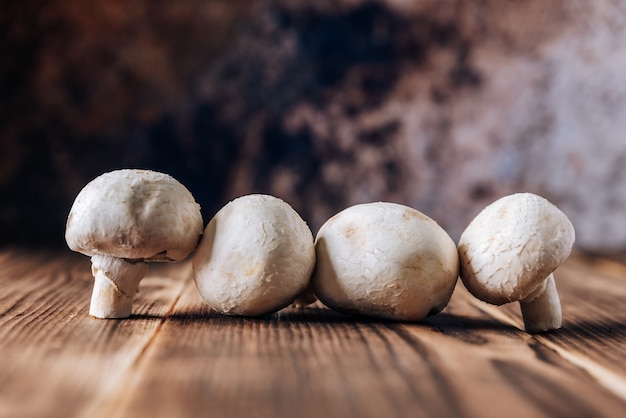 Champignons sur un fond en bois se bouchent