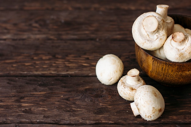 champignons sur un fond en bois