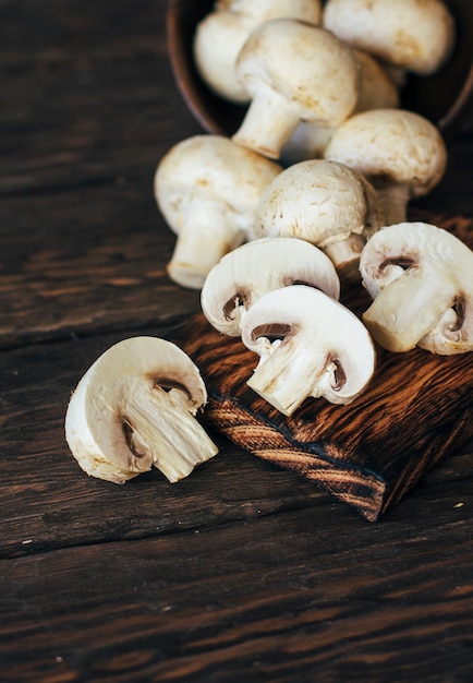 champignons sur un fond en bois