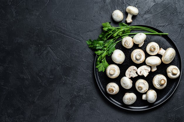 Champignons frais sur une assiette