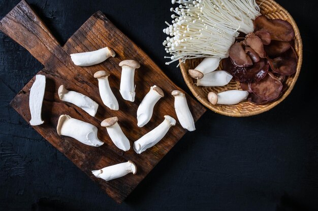 Des champignons frais sur bois