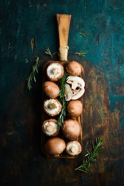 Champignons frais coupés en tranches sur une planche de bois Style rustique Vue de dessus