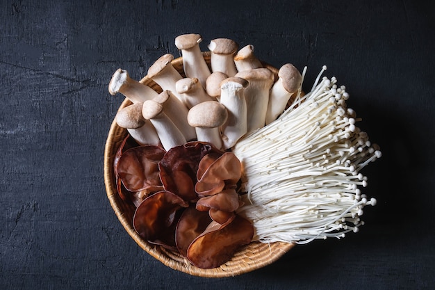 Photo champignons frais dans un panier.