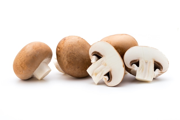 Champignons frais isolés sur blanc.