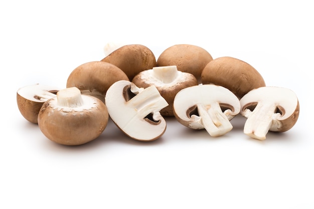 Champignons frais isolés sur blanc.