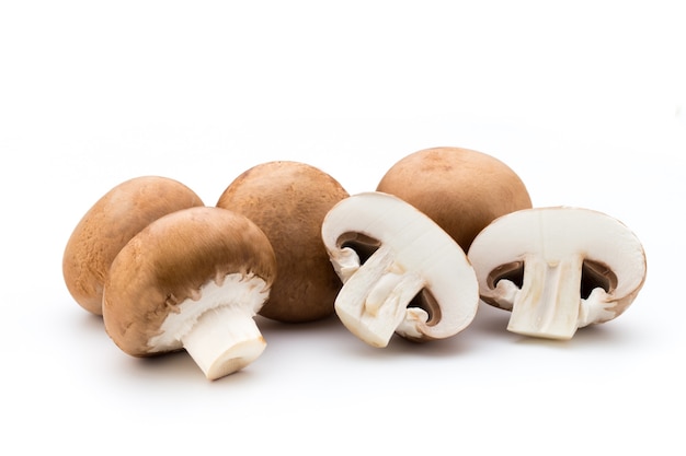 Champignons frais isolés sur blanc.