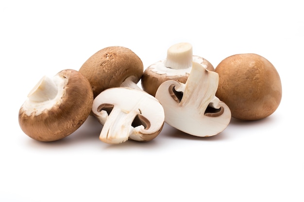 Champignons frais isolés sur blanc