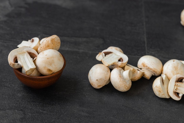 Champignons frais isolés sur fond sombre