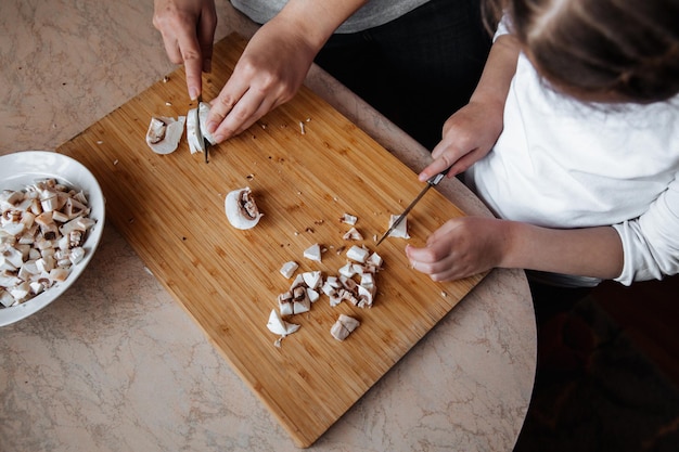 Champignons frais sur une planche de bois