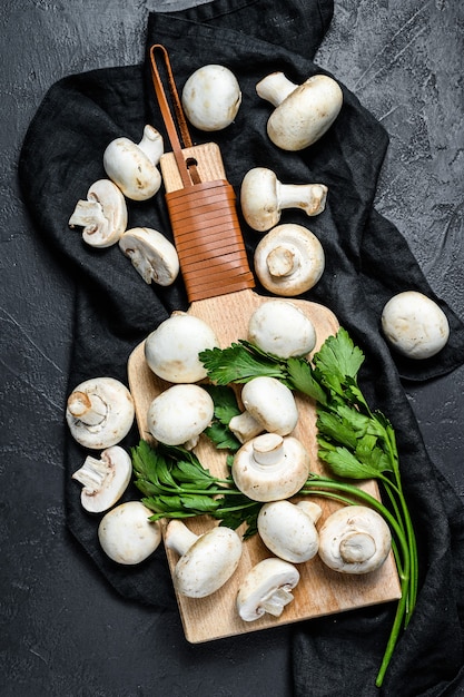 Champignons frais sur une planche de bois