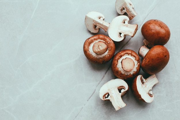 Champignons frais sur table blanche Vue de dessus. Copiez l'espace. Concept alimentaire