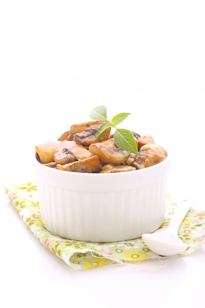 Champignons frits dans une marinade au miel et à la moutarde