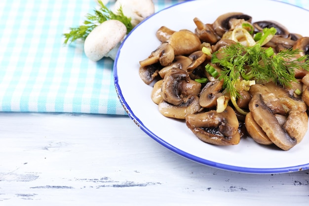 Photo des champignons frits délicieux sur une assiette sur une table en gros plan