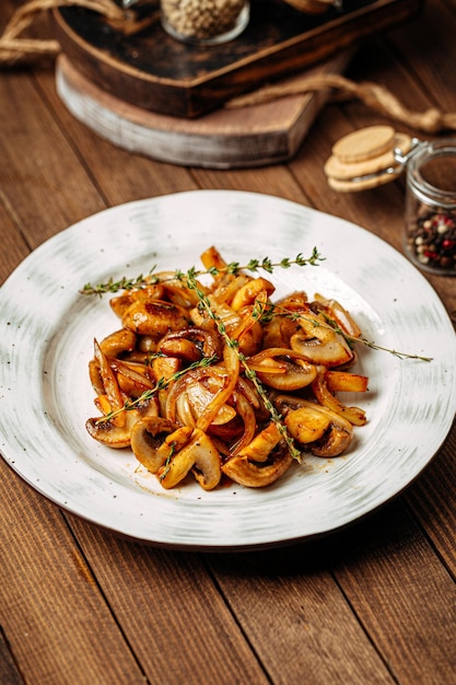 Champignons frits gastronomiques avec garniture d'oignons