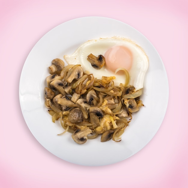 Champignons frits et vue de dessus d'oeuf