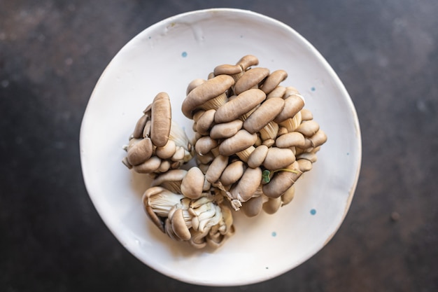 Champignons huîtres champignons crus repas collation régime alimentaire végétalien ou végétarien