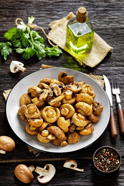 Champignons juteux grillés sur une vue de dessus de plaque