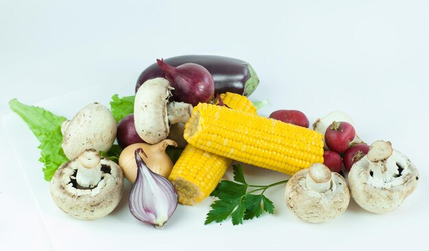 Champignons et légumes frais isolés sur fond blanc