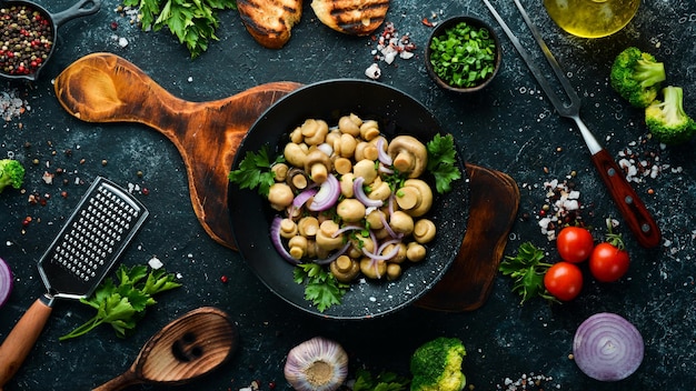 Champignons marinés aux oignons et épices Champignons Vue de dessus Espace libre pour votre texte