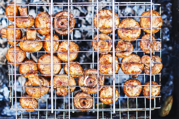 Champignons marinés champignons frits sur le grill