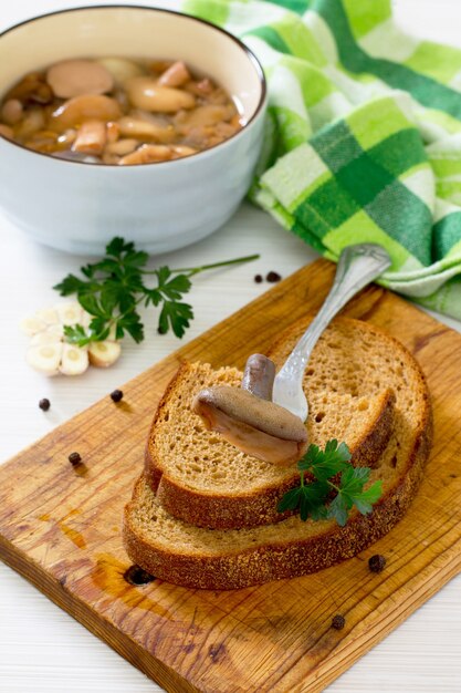 Champignons marinés dans un bol en céramique