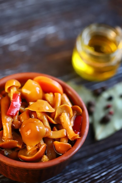 Champignons marinés dans un bol Champignons au miel