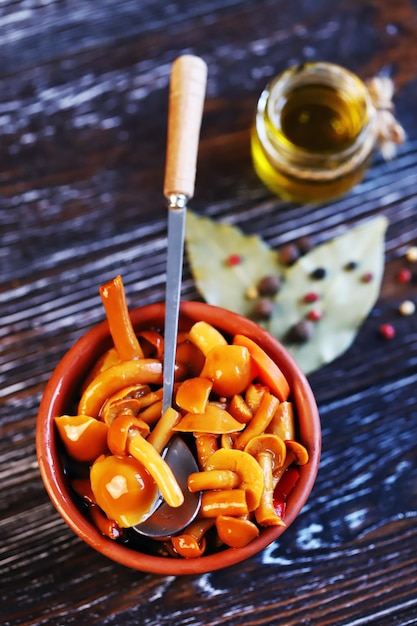 Champignons marinés dans un bol Champignons au miel