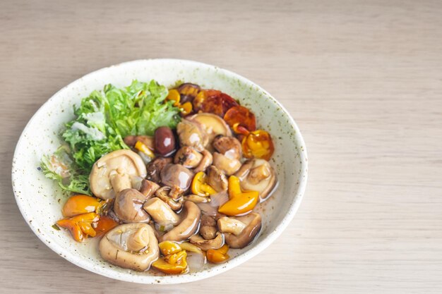 Champignons marinés et délicieux légumes sur une assiette