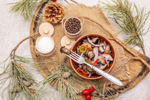 Champignons marinés ou fermentés. Collation de Noël traditionnelle. Couverts festifs du Nouvel An