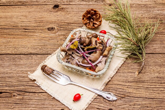 Champignons marinés ou fermentés. Collation de Noël traditionnelle. Couverts festifs du Nouvel An