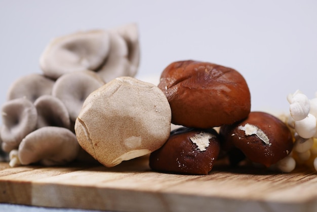 Champignons mélangés sur planche à découper