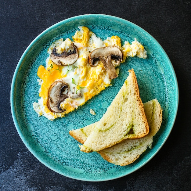 Champignons omelette aux œufs frits