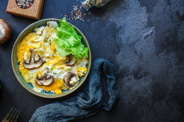 Champignons omelette aux œufs frits