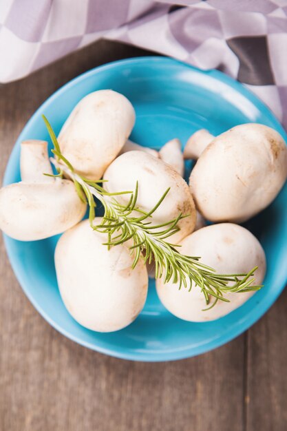 Champignons sur une plaque bleue