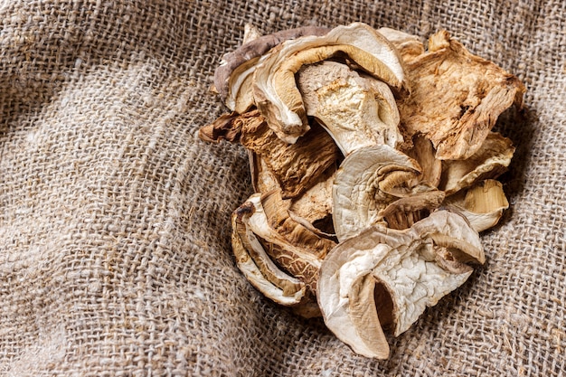 Champignons Porcini Séchés Sur Un Sac. Vue De Dessus