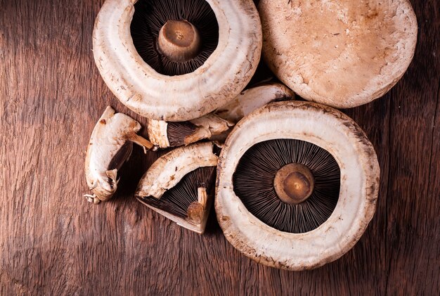 champignons portobello sur fond de bois vieux