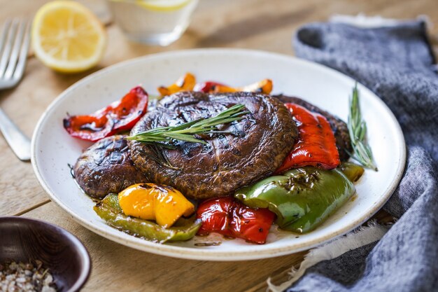 Champignons Portobello Grillés, Poivrons au Balsamique et Romarin