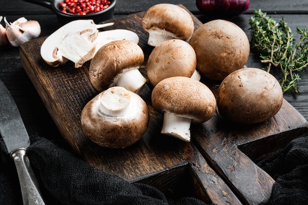 Champignons royaux champignon ensemble, sur fond de table en bois noir