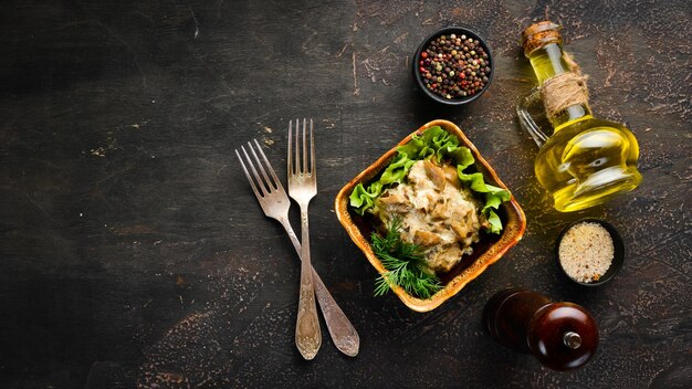 Champignons en sauce à la crème sure avec des oignons et des épices sur la bannière de vue de dessus de fond rustique